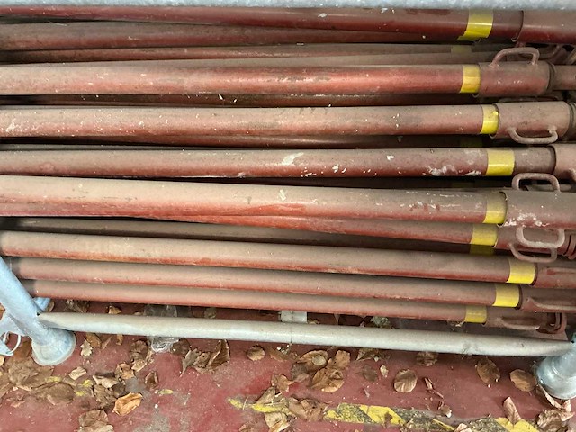 Gemengde partij metalen constructieonderdelen - schoren / stempelplaten met voetplaten - afbeelding 6 van  15