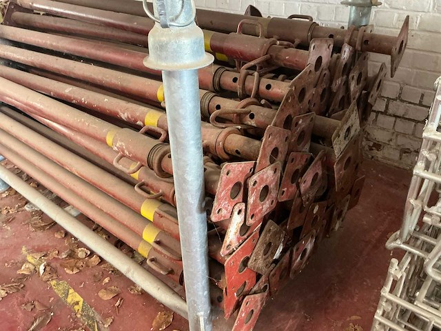 Gemengde partij metalen constructieonderdelen - schoren / stempelplaten met voetplaten - afbeelding 7 van  15