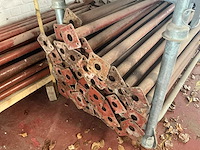 Gemengde partij metalen constructieonderdelen - schoren / stempelplaten met voetplaten - afbeelding 8 van  15