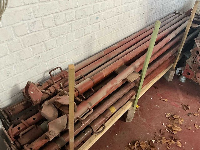 Gemengde partij metalen constructieonderdelen - schoren / stempelplaten met voetplaten - afbeelding 9 van  15