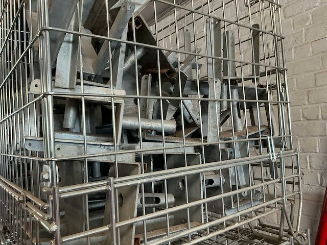 Gemengde partij metalen constructieonderdelen - schoren / stempelplaten met voetplaten - afbeelding 3 van  15