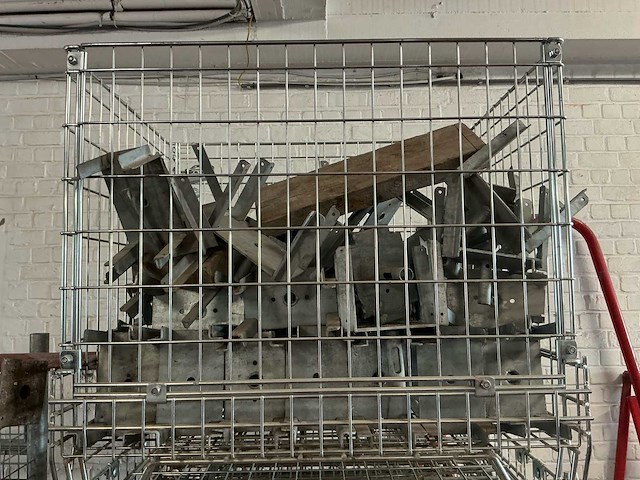 Gemengde partij metalen constructieonderdelen - schoren / stempelplaten met voetplaten - afbeelding 4 van  15