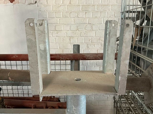 Gemengde partij metalen constructieonderdelen - schoren / stempelplaten met voetplaten - afbeelding 5 van  15