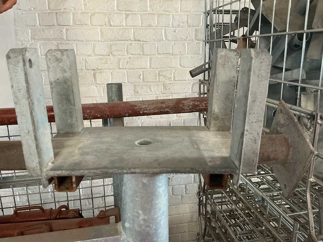 Gemengde partij metalen constructieonderdelen - schoren / stempelplaten met voetplaten - afbeelding 6 van  15