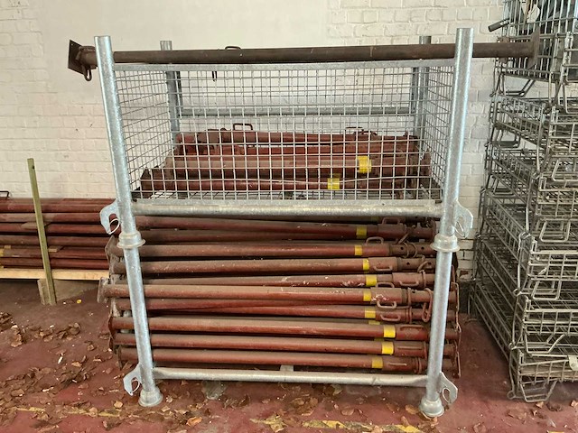 Gemengde partij metalen constructieonderdelen - schoren / stempelplaten met voetplaten - afbeelding 1 van  15