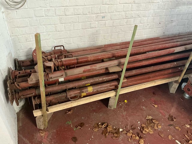 Gemengde partij metalen constructieonderdelen - schoren / stempelplaten met voetplaten - afbeelding 11 van  15