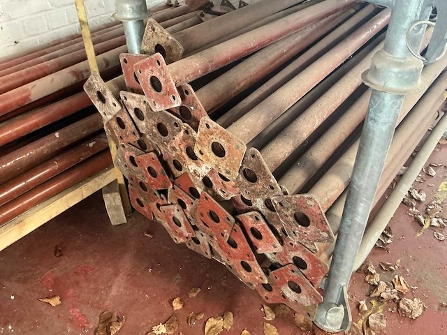 Gemengde partij metalen constructieonderdelen - schoren / stempelplaten met voetplaten - afbeelding 14 van  15