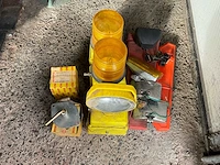Gemengde partij voertuigverlichting en onderdelen, o.a. zwaailichten, werflamp en bosch-onderdelen - afbeelding 2 van  3