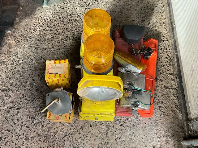 Gemengde partij voertuigverlichting en onderdelen, o.a. zwaailichten, werflamp en bosch-onderdelen - afbeelding 2 van  3