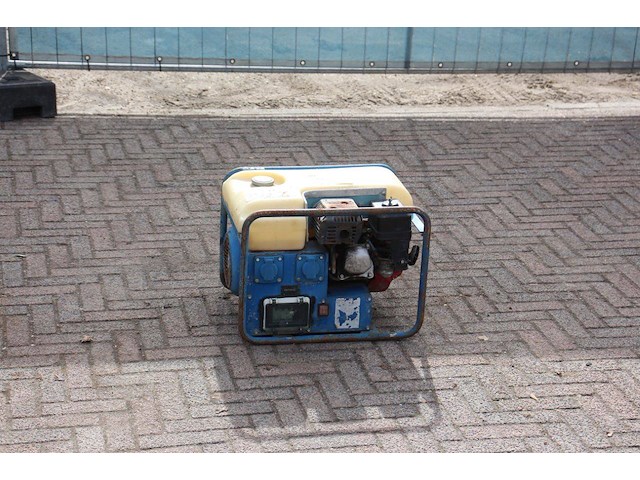 Generator geko 3001 e-aa benzine 3kva - afbeelding 1 van  1