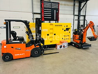 Generatoren, graafmachines, magazijninventaris en gereedschap