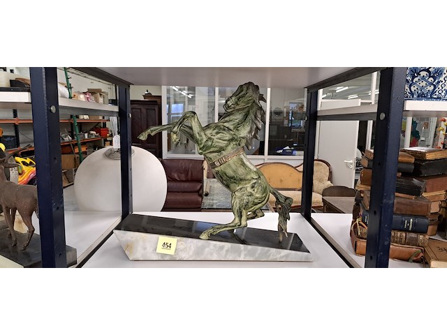 Gepatineerd paard op marmeren voet - afbeelding 1 van  2