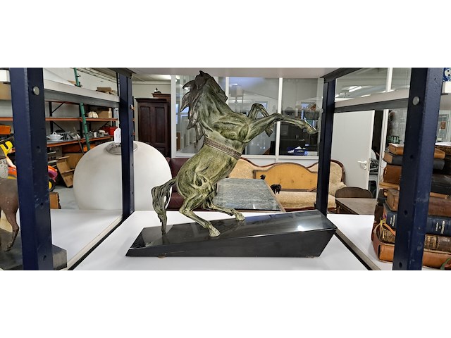 Gepatineerd paard op marmeren voet - afbeelding 2 van  2