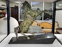 Gepatineerd paard op marmeren voet - afbeelding 2 van  2