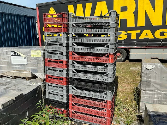 Geperforeerde kunststof stapelkrat (48x) - afbeelding 1 van  3
