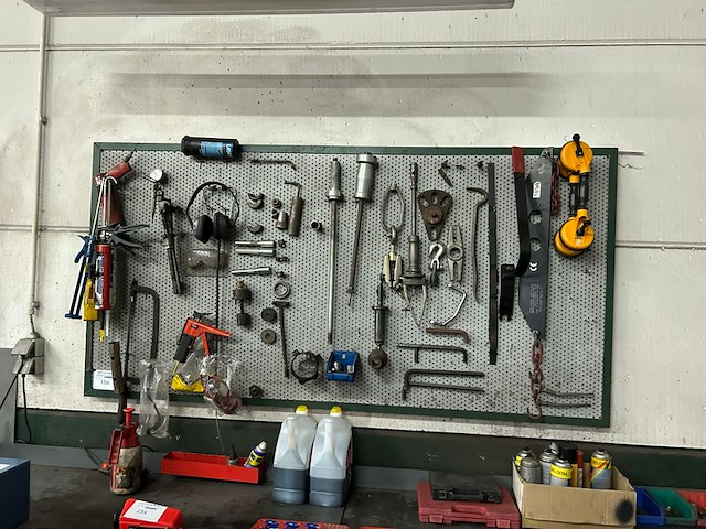 Gereedschap op bord - afbeelding 1 van  5