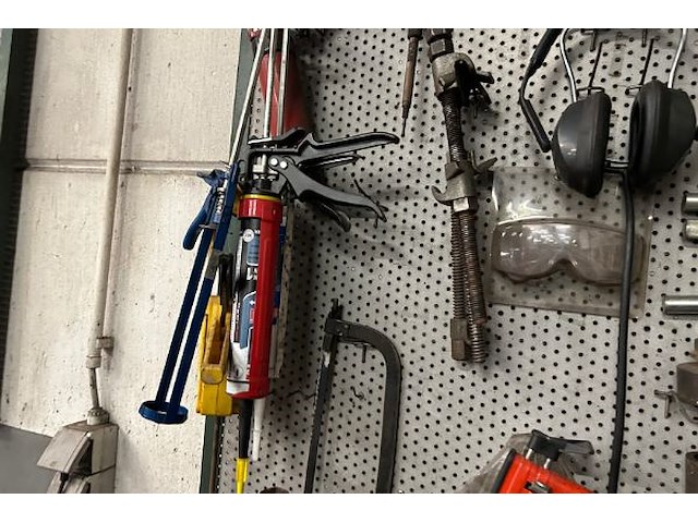 Gereedschap op bord - afbeelding 3 van  5
