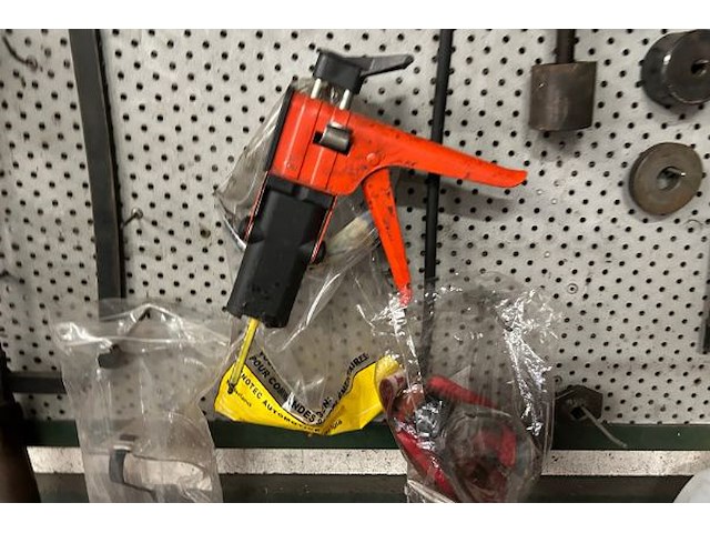 Gereedschap op bord - afbeelding 4 van  5