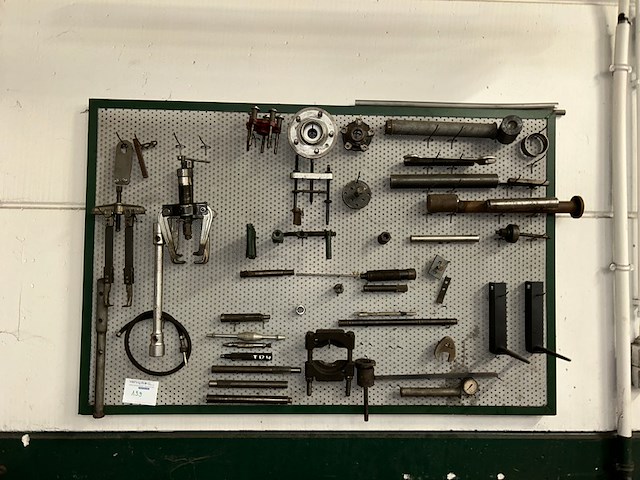 Gereedschap op bord - afbeelding 1 van  5