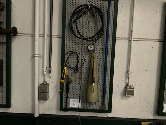 Gereedschap op bord - afbeelding 1 van  4