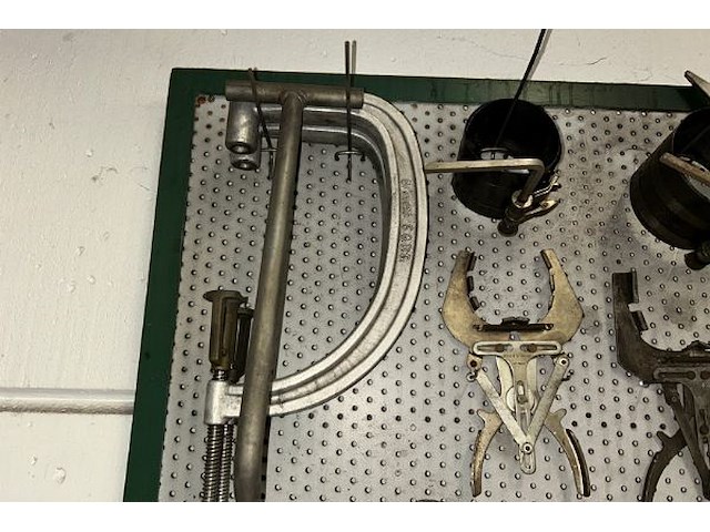 Gereedschap op bord - afbeelding 2 van  4