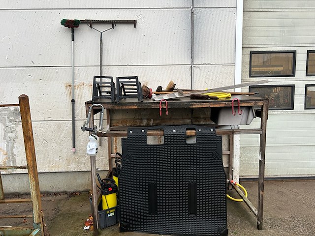 Gereedschap op en onder afdak - afbeelding 1 van  5