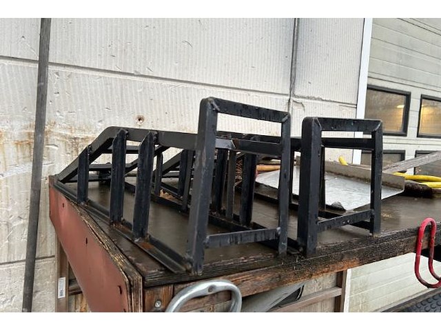 Gereedschap op en onder afdak - afbeelding 2 van  5