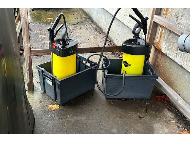 Gereedschap op en onder afdak - afbeelding 3 van  5