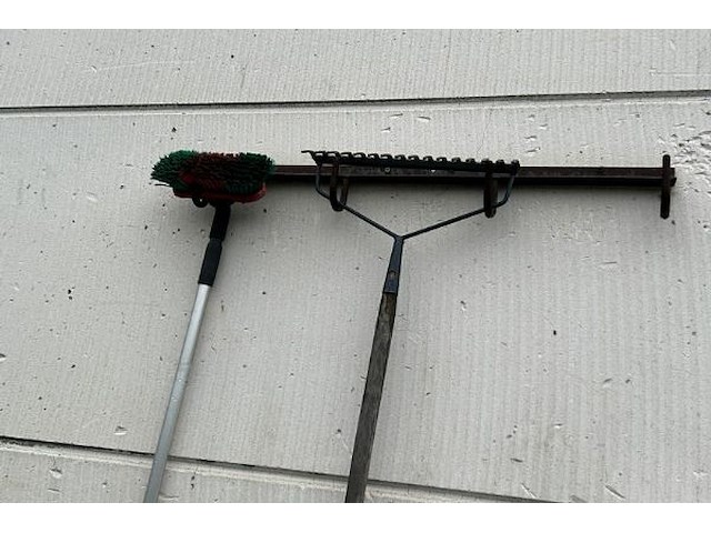 Gereedschap op en onder afdak - afbeelding 4 van  5