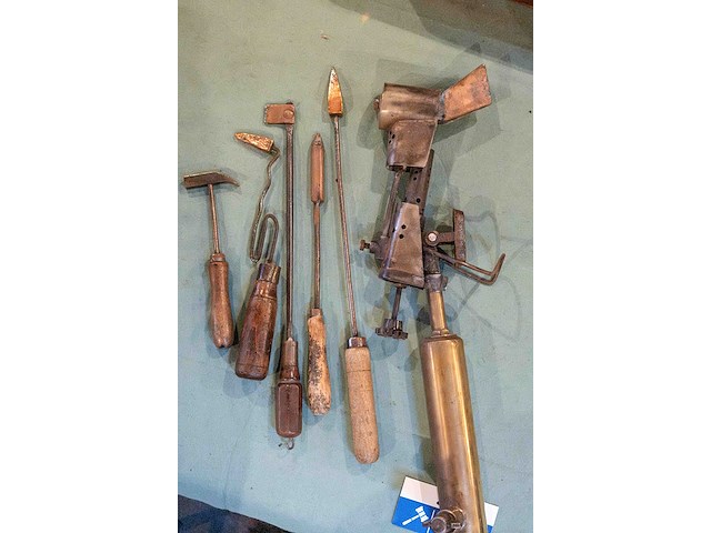 Gereedschap voor de smid met gasbrander om te solderen - afbeelding 1 van  3