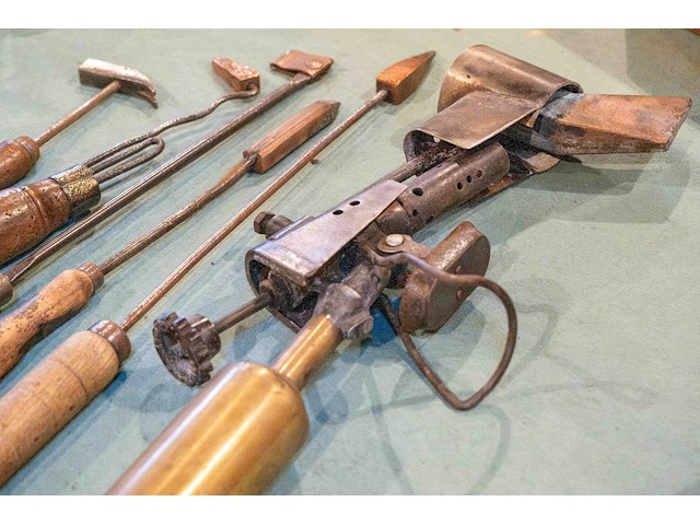 Gereedschap voor de smid met gasbrander om te solderen - afbeelding 2 van  3