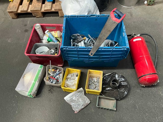 Gereedschapsbak met inhoud - afbeelding 1 van  6