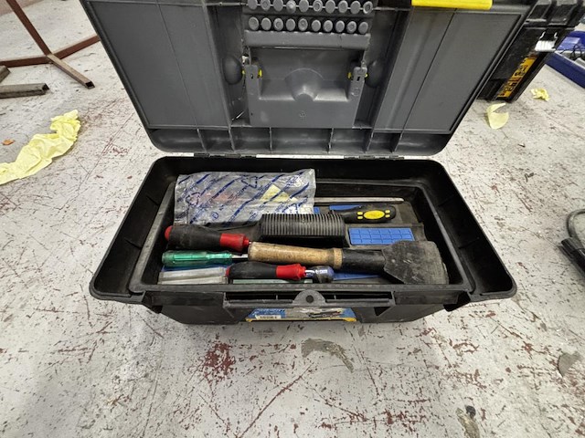 Gereedschapsbak met inhoud - afbeelding 1 van  3
