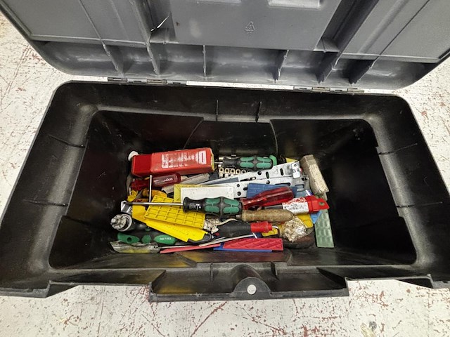 Gereedschapsbak met inhoud - afbeelding 2 van  3