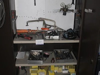 Gereedschapskast met inhoud, diverse handgereedschappen, klemmen, drukregelaar, gehoorbescherming, vijlen, bevestigingsmaterialen, werking niet gekend - afbeelding 1 van  3