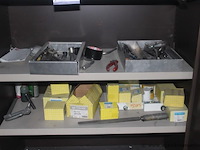 Gereedschapskast met inhoud, diverse handgereedschappen, klemmen, drukregelaar, gehoorbescherming, vijlen, bevestigingsmaterialen, werking niet gekend - afbeelding 2 van  3
