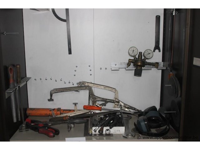 Gereedschapskast met inhoud, diverse handgereedschappen, klemmen, drukregelaar, gehoorbescherming, vijlen, bevestigingsmaterialen, werking niet gekend - afbeelding 3 van  3