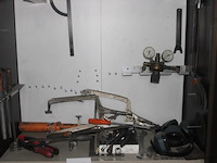 Gereedschapskast met inhoud, diverse handgereedschappen, klemmen, drukregelaar, gehoorbescherming, vijlen, bevestigingsmaterialen, werking niet gekend - afbeelding 3 van  3