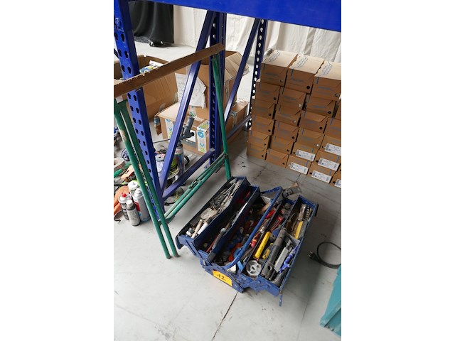 Gereedschapskist met divers materiaal + schraag - afbeelding 1 van  4