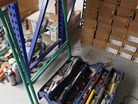 Gereedschapskist met divers materiaal + schraag - afbeelding 1 van  4