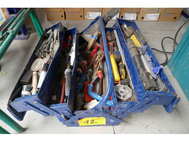 Gereedschapskist met divers materiaal + schraag - afbeelding 2 van  4