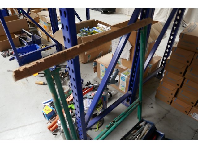 Gereedschapskist met divers materiaal + schraag - afbeelding 3 van  4
