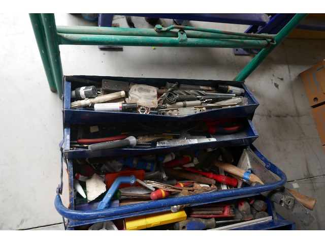 Gereedschapskist met divers materiaal + schraag - afbeelding 4 van  4