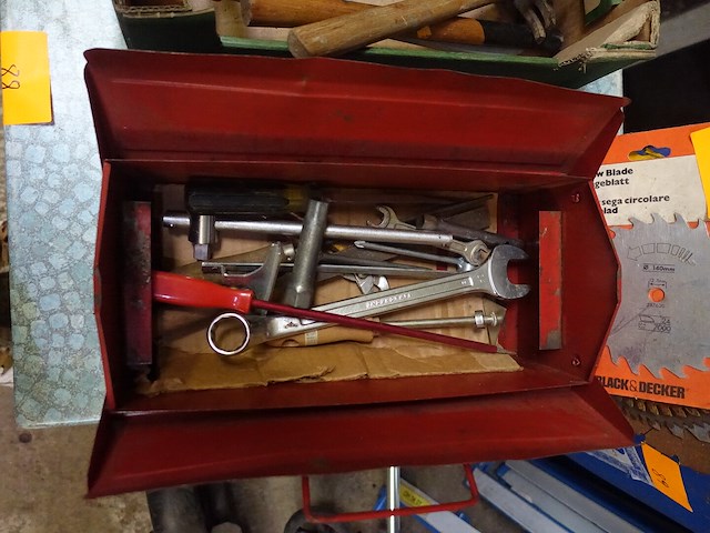 Gereedschapskist met divers materiaal - afbeelding 1 van  6