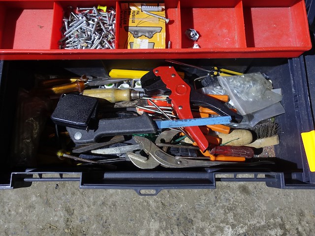 Gereedschapskist met materiaal - afbeelding 7 van  12