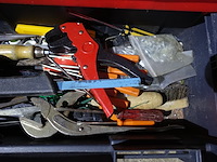 Gereedschapskist met materiaal - afbeelding 9 van  12