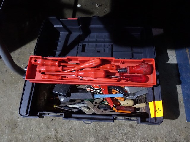 Gereedschapskist met materiaal - afbeelding 10 van  12