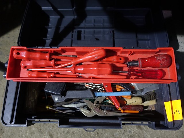 Gereedschapskist met materiaal - afbeelding 11 van  12