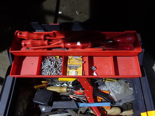 Gereedschapskist met materiaal - afbeelding 12 van  12