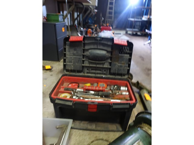 Gereedschapskist met materiaal - afbeelding 2 van  8